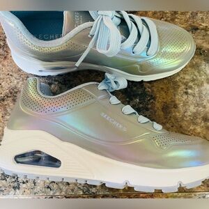 Skechers Girls size 2.5 sneakers (New)